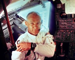 Buzz_Aldrin_black_and_white_dress_uniform_photo_portrait