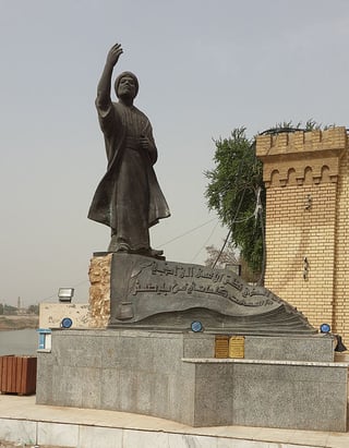 Al-Mutanabbi_Statue_in_Baghdad.jpg