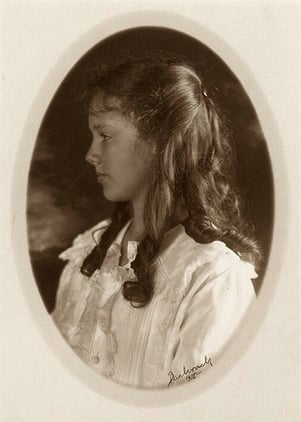 Anne_Morrow_Lindbergh_portrait_1918.jpg