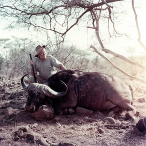 Ernest_Hemingway_poses_with_water_buffalo_Africa_1953_pd