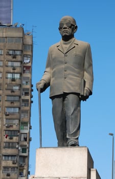 Nagib_Machfus_Statue_cropped.jpg